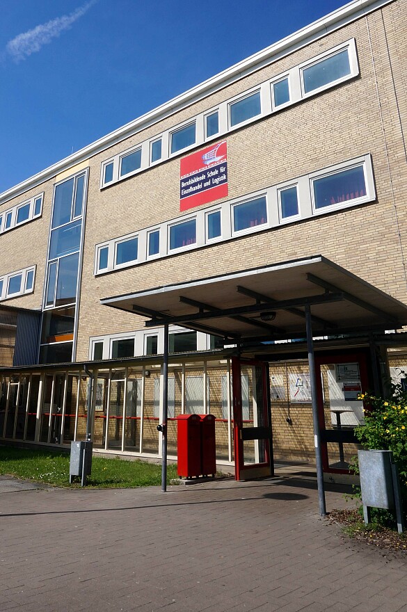 Eingang zum Schulgebäude